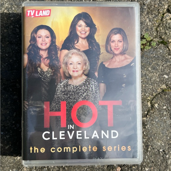 Hot in Cleveland: The Complete TV Series, 6 Seasons DVD,Subtitled|Bonus Features - Picture 16 of 16